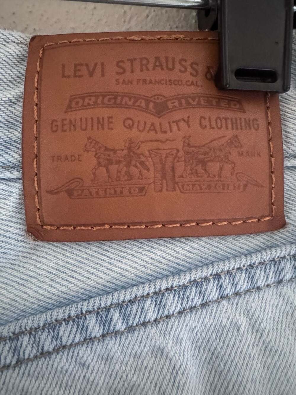 Levi's Size 28 Baggy Dad Jean w/ Leather Patch - Picture 6 of 11